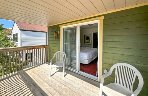 Collingwood Casa | Escape to a 2 bdrm home in quiet area w/ full kitchen, private patio w/BBQ
