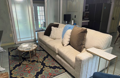 Tougaloo Casa | Escape to a Blissful Townhouse of Vibrant Colors