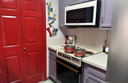 Tougaloo Casa | Escape to a Blissful Townhouse of Vibrant Colors