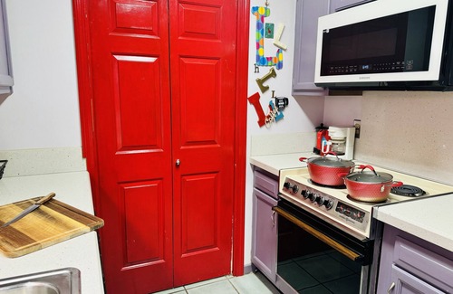 Tougaloo Casa | Escape to a Blissful Townhouse of Vibrant Colors
