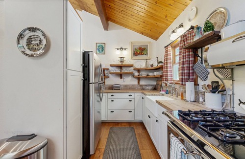 Running Springs Cabina | Escape to a Cozy English Countryside Cottage in the Heart of Running Springs
