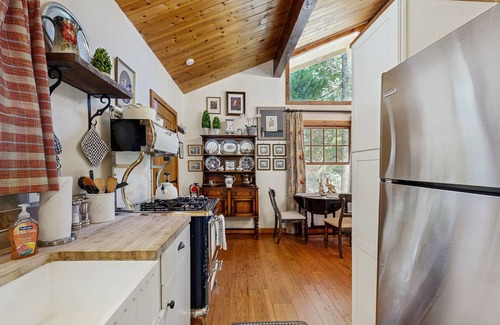 Running Springs Cabina | Escape to a Cozy English Countryside Cottage in the Heart of Running Springs