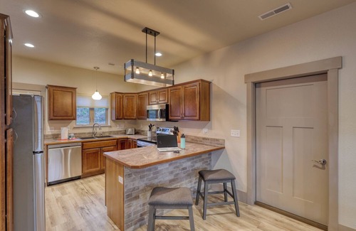 Rockerville Condominio | Presidential Retreat Near Mt. Rushmore- This two-bedroom condo is your perfect home base for adventure and relaxation. Just minutes from Mount Rushmore, Crazy Horse Memorial, Custer State Park, Sturgis, and the Badlands.