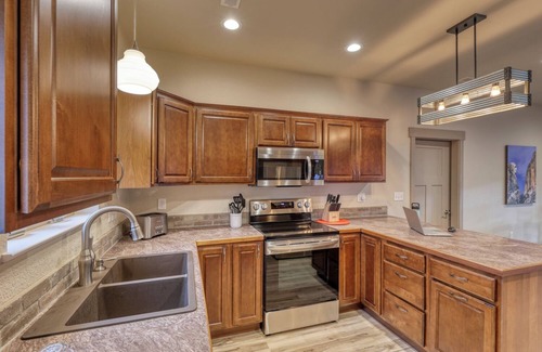 Rockerville Condominio | Presidential Retreat Near Mt. Rushmore- This two-bedroom condo is your perfect home base for adventure and relaxation. Just minutes from Mount Rushmore, Crazy Horse Memorial, Custer State Park, Sturgis, and the Badlands.