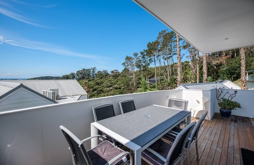 Ostend Apartamento | Escape to a serene hillside retreat in the heart of Palm Beach.