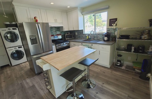 North Hollywood Casa | Escape to a Stylish-Villa in North Hollywood with private garden & jacuzzi