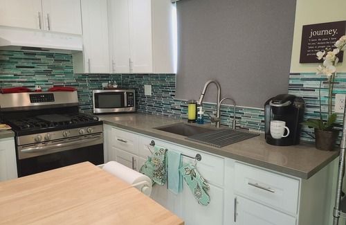 North Hollywood Casa | Escape to a Stylish-Villa in North Hollywood with private garden & jacuzzi