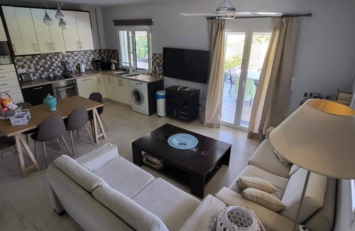 Anavyssos Villa | Escapar a una villa con piscina adecuada para parejas o familias
