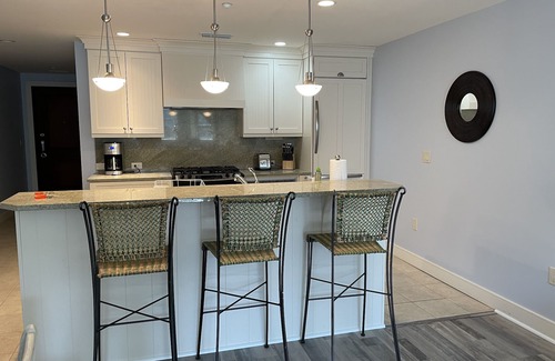 Traverse City Condominio | Escape to Beachy Paradise in Stylish 2 Bedroom, 3 Bathroom Condo on the Water!