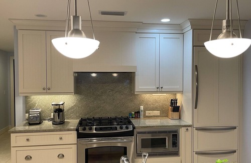 Traverse City Condominio | Escape to Beachy Paradise in Stylish 2 Bedroom, 3 Bathroom Condo on the Water!