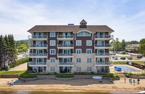 Traverse City Condominio | Escape to Beachy Paradise in Stylish 2 Bedroom, 3 Bathroom Condo on the Water!