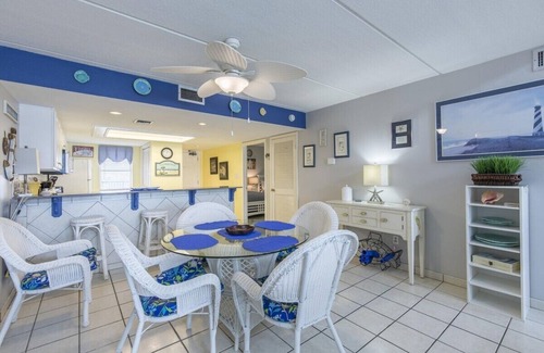 South Padre Island Condominio | ESCAPE AHORA a Bright, recientemente remodelado, condominio frente a la playa con balcón, piscina, jacuzzi