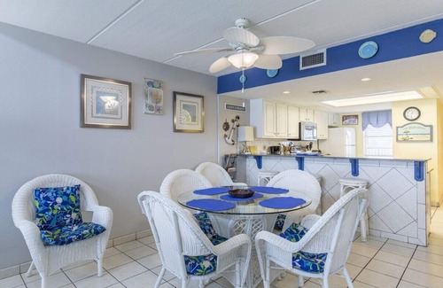 South Padre Island Condominio | ESCAPE AHORA a Bright, recientemente remodelado, condominio frente a la playa con balcón, piscina, jacuzzi