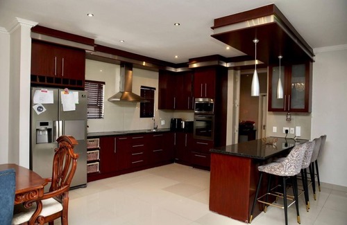 Bloubergstrand Casa | Escape to Cape Town Modern Luxury: 9 minutes from the Beach