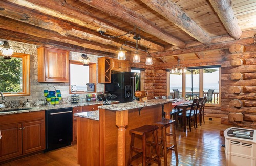 New Market Casa | Escape to Cozy Luxury in This Mountain Log Retreat