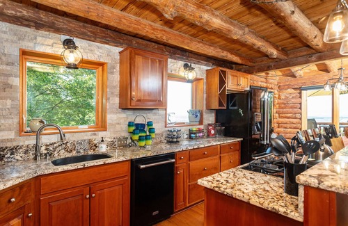 New Market Casa | Escape to Cozy Luxury in This Mountain Log Retreat