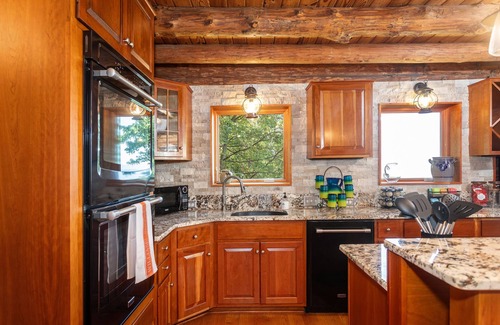 New Market Casa | Escape to Cozy Luxury in This Mountain Log Retreat