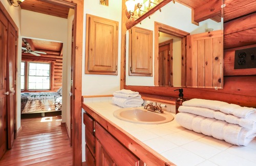 Haywood Cabina | Escape to cozy spacious log cabin in woods