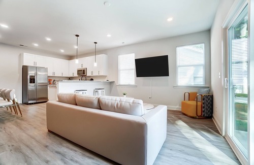 Oakdale Casa | Escape to Luxury I Charlotte Uptown Stunner
