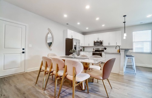 Oakdale Casa | Escape to Luxury I Charlotte Uptown Stunner