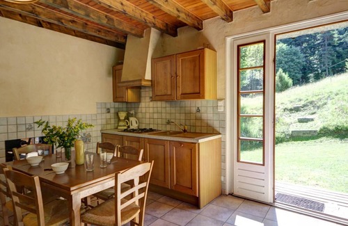 La Versanne Cabaña | Gîte familial proche forêt, terrasse, cheminée, salle de jeux, télétravail, nature et détente.