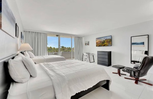 Galt Mile Complejo | Escape to Oceanfront Luxury with Pool, Spa & Yoga by the Sea