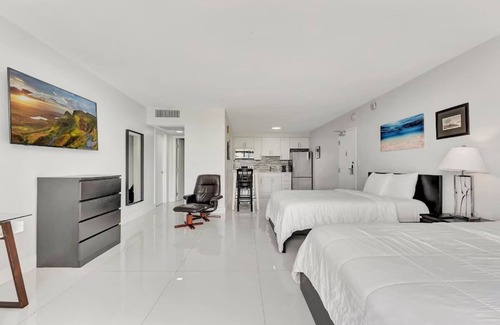 Galt Mile Complejo | Escape to Oceanfront Luxury with Pool, Spa & Yoga by the Sea