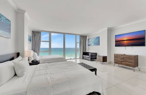 Galt Mile Complejo | Escape to Oceanfront Luxury with Pool, Spa & Yoga by the Sea