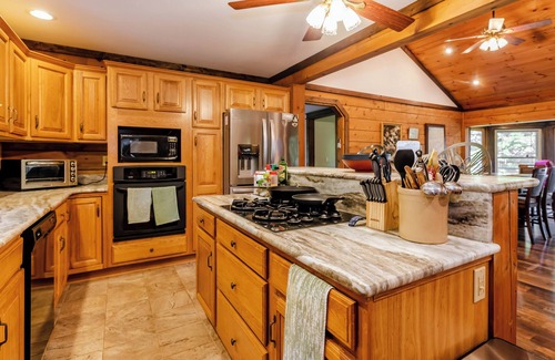 Ingles Casa | Escape to our cozy lakeview cabin with modern amenities, spacious decks and serene surroundinngs.