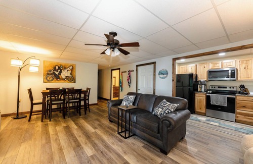 Ingles Casa | Escape to our cozy lakeview cabin with modern amenities, spacious decks and serene surroundinngs.