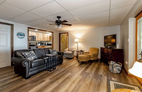 Ingles Casa | Escape to our cozy lakeview cabin with modern amenities, spacious decks and serene surroundinngs.