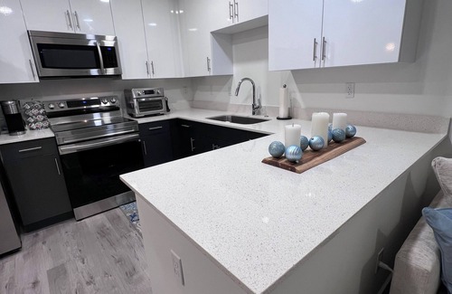 Central Sarasota Condominio | Escape to Paradise: Charming 2BR Condo, Sarasota Bay - Serenity Meets City Vibes