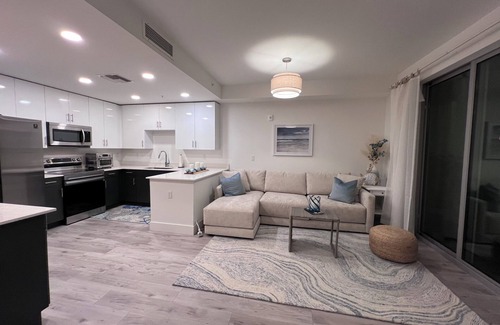 Central Sarasota Condominio | Escape to Paradise: Charming 2BR Condo, Sarasota Bay - Serenity Meets City Vibes