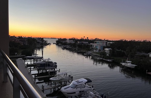 Central Sarasota Condominio | Escape to Paradise: Charming 2BR Condo, Sarasota Bay - Serenity Meets City Vibes
