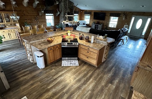 Bourbon Cabina | Escape to PARADISE on 10 sprawling acres in which to do anything you please!