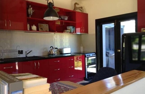 Warburton Casa | Un fuego abierto, un gran baño y vistas a las montañas brumosas.