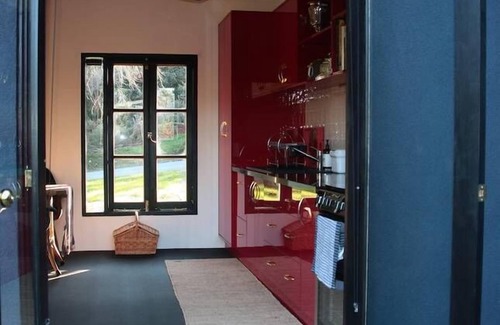 Warburton Casa | Un fuego abierto, un gran baño y vistas a las montañas brumosas.