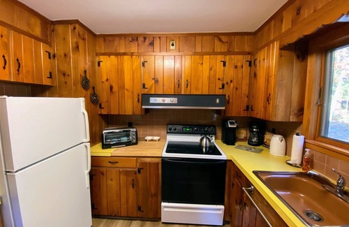 Pocono Lake Cabina | Escape to Serenity: Monthly Cottage Rental by the Stream in Pocono Lake!
