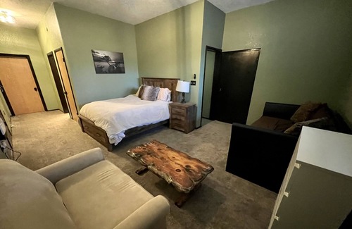 Mammoth Creek Cabina | Escape to serenity! Quiet, breathtaking views, and access to public land.