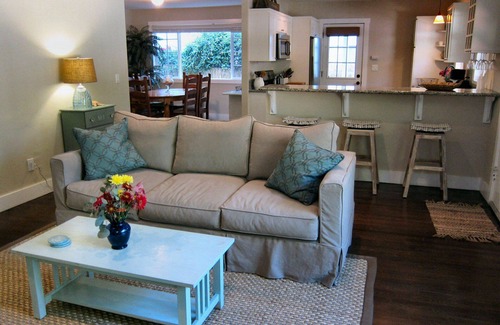 Oak Park Casa | Escape a la Riviera Americana en nuestra Santa Bárbara Bungalow con Encanto