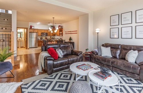 East Kootenay Casa | Escape to the Canadiana Cabin, True Ski In/Ski Out with Private Hot Tub