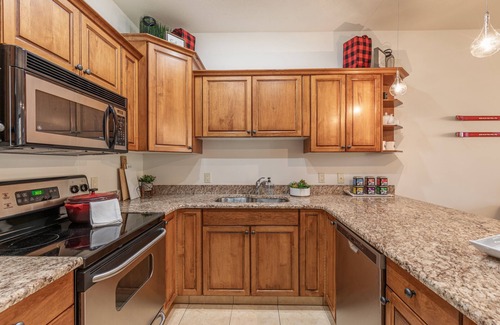 East Kootenay Casa | Escape to the Canadiana Cabin, True Ski In/Ski Out with Private Hot Tub