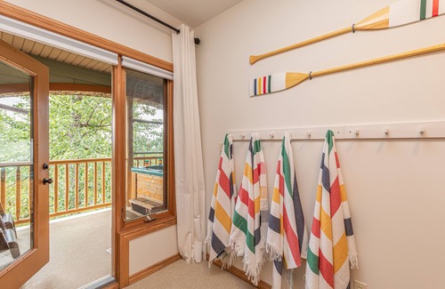 East Kootenay Casa | Escape to the Canadiana Cabin, True Ski In/Ski Out with Private Hot Tub