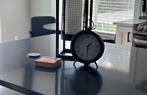Edgewood Casa | "Escape to the EDGEVUE Loft with a Mt. Rainier view & Private putting Green!"