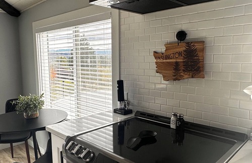 Edgewood Casa | "Escape to the EDGEVUE Loft with a Mt. Rainier view & Private putting Green!"