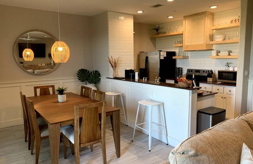 Leander Condominio | Escape To The Hollows on Lake Travis/ golf card provided