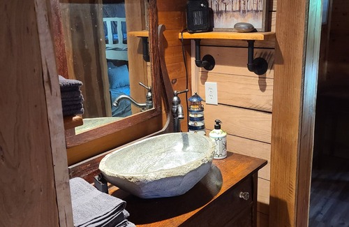 Millers Creek Otro | Escape to the NC Mountainside and stay in this cozy farmhouse