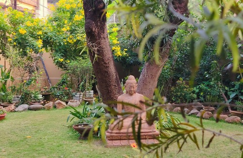 Sambalpur Apartamento | Escape to this charming apartment with a touch of nature in centre of town.