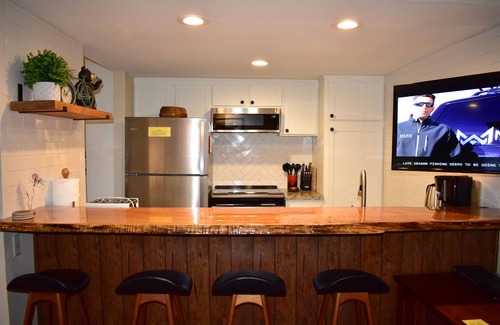 Mammoth Lakes Condominio | Escápese a esta unidad recientemente remodelada # 189, a pasos del servicio de transporte gratuito