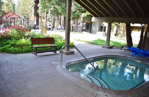 Mammoth Lakes Condominio | Escápese a esta unidad recientemente remodelada # 189, a pasos del servicio de transporte gratuito